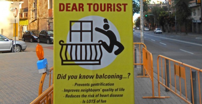 Imagen de uno de los carteles que incitan al 'balconing' - Twitter