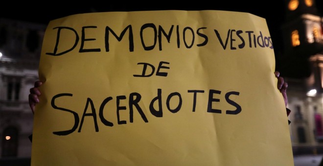 Una pancarta que dice: 'demonios vestidos de sacerdotes', durante la manifestación en Santiago de Chile de las víctimas de abusos sexuales por parte de la Iglesia Católica chilena. / Reuters