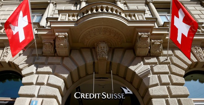 Banderas suizas en la entrada de la sede del banco Credit Suisse en Zurich. REUTERS/Arnd Wiegmann