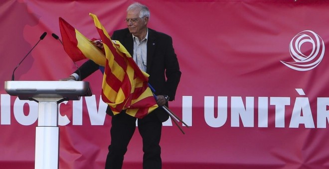 El ministro de Exteriores, Josep Borrell, en una manifestación por la unidad. EFE/Javier Etxezarreta
