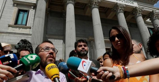 El secretario de Organización de Podemos, Pablo Echenique, hace declaraciones a la prensa tras la mesa fiscal entre el Gobierno y Unidos Podemos-En Comú Podem-En Marea, hoy en el Congreso. EFE/FERNANDO ALVARADO