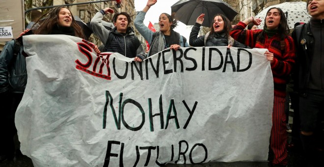 Manifestantes  en la marcha por la defensa de la universidad pública, en Buenos Aires (Argentina). REUTERS/Marcos Brindicci