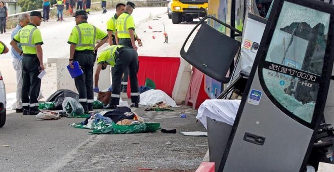 03/09/2018.- Estado en el que ha quedado el autobús de línea de la compañía Alsa tras colisionar contra un pilar de cemento de un viaducto en obras en la carretera de circunvalación de Avilés. Al menos cuatro personas han fallecido y más de una veintena h