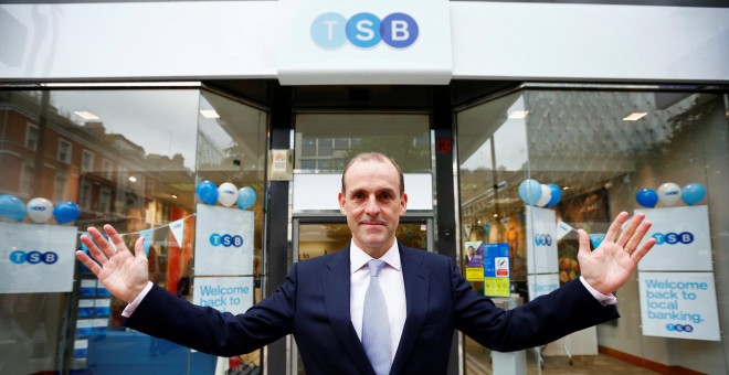 El hasta ahora consejero delegado del banco TSB , Paul Pester, posa junto a una sucursal de la entidad en Londres. REUTERS/Andrew Winning
