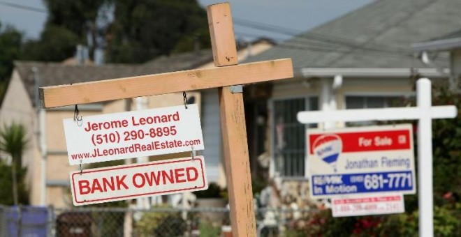 Un cartel indica que una casa es propiedad del banco en California, en una imagen de archivo. / AFP - JUSTIN SULLIVAN