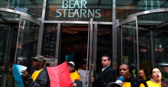 Manifestantes en la sede de Bear Stearns protestan por la venta del banco de inversión respaldada por el Gobierno estadounidense. / AFP - CHRIS HONDROS