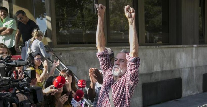 13/09/2018.- El actor Willy Toledo atiende a los medios de comunicación tras declarar hoy ante el juzgado de instrucción número 11 de Madrid acusado de vejación contra los sentimientos religiosos y ha reiterado mediante un escrito que no ha cometido ningú