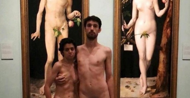 Una pareja se desnuda frente a los cuadros de 'Adán' y 'Eva' de Alberto Durero en el Museo del Prado./INSTAGRAM