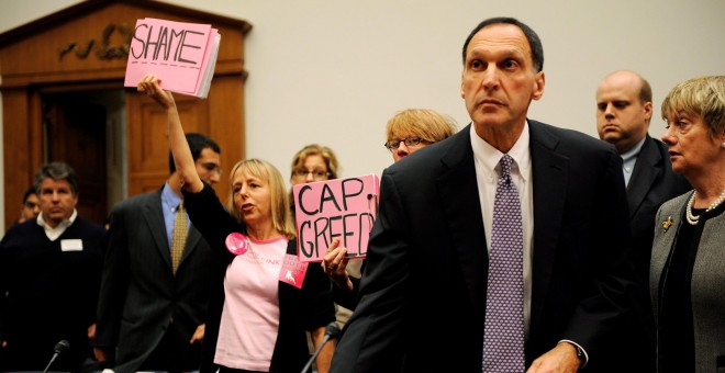 Manifestantes durante la comparecencia del director general del banco de inversiones estadounidense Lehman Brothers, Richard Fuld Jr., antes de que testifique ante el juez, el 6 de octubre de 2008. EFE/ Shawn Thew