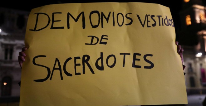 Una mujer alza su pancarta durante una protesta en agosto contra del abuso sexual en Santiago de Chile - Reuters