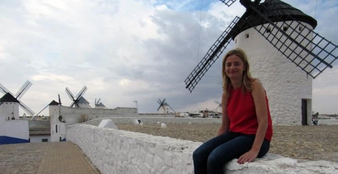 Ana Belén Pintado, junto a uno de los molinos de viento de su pueblo, Campo de Criptana (Ciudad Real).- LAURA FIGUEIREDO