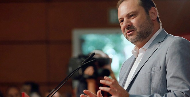 El secretario de Organización del PSOE y ministro de Fomento, Jose Luis Ábalos, durante su intervención en la Fiesta de la Rosa de los socialistas valencianos. EFE/Juan Carlos Cardenas