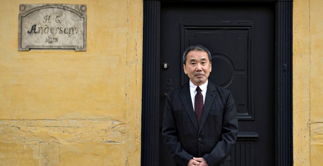 Haruki Murakami en la puerta de la que fue la casa de Hans Christian Andersen. | Reuters