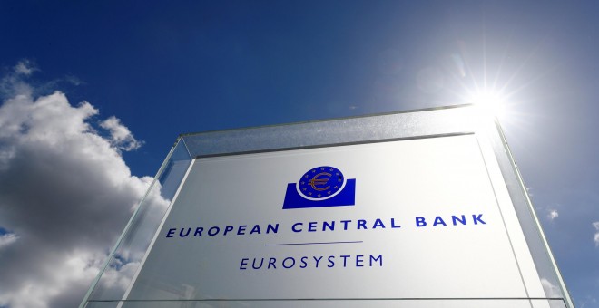 El logo del BCE, en el exterior de su sede en Fráncfort. REUTERS/Kai Pfaffenbach