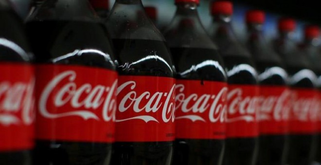 Botellas de Coca-cola en una imagen de archivo. / REUTERS - MIKE BLAKE