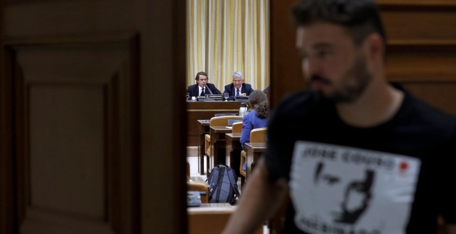 El portavoz de ERC, Gabriel Rufián, sale de la sala donde comparece el expresidente del Gobierno José María Aznar ante la comisión del Congreso de los Diputados que investiga la supuesta financiación ilegal del PP. EFE/Juan Carlos Hidalgo