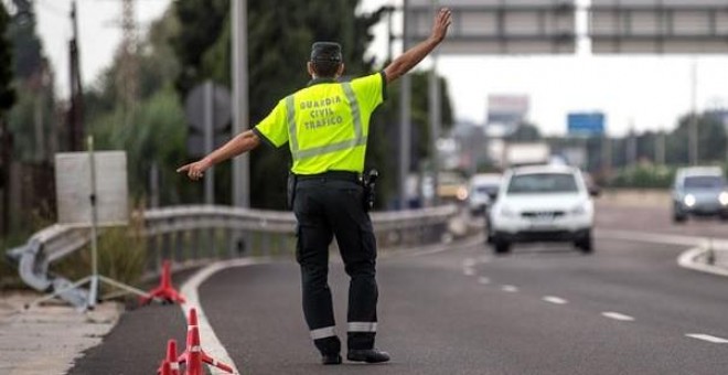 No constan denuncias sobre la chica de la curva en comisarías ni cuarteles de la Guardia Civil. / EFE