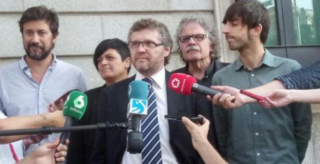 Fabián Salvioli atiende a los medios en la puerta del Congreso de los Diputados.- CEAQUA