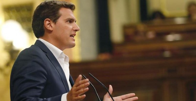 El presidente de Ciudadanos, Albert Rivera, interviene esta tarde en el pleno del Congreso de los Diputados celebrado esta tarde. EFE/ J.P.Gandul