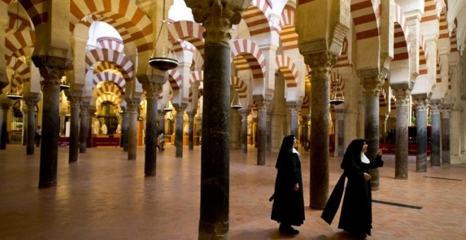 Una monjas visitan la Mezquita-Catedral de Córdoba. AFP / Gerard Julien