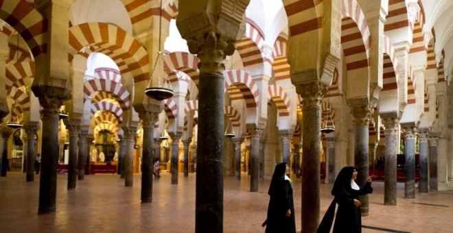 Una monjas visitan la Mezquita-Catedral de Córdoba. AFP / Gerard Julien