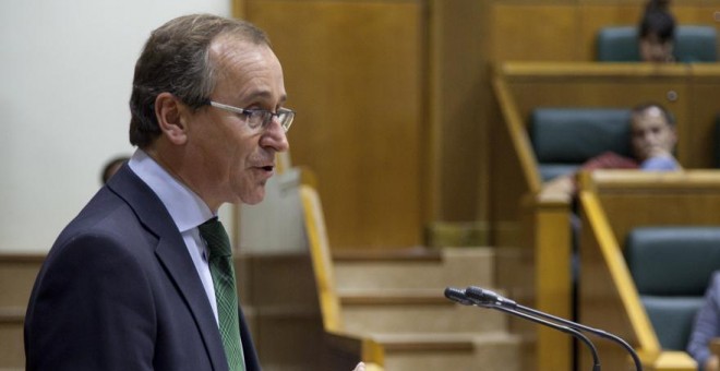 El portavoz del PP vasco, Alfonso Alonso interviene en el  Parlamento Vasco en Vitoria donde se celebra el Pleno de Política General.