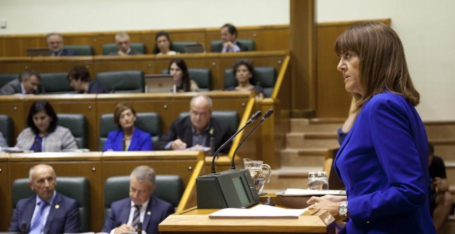 La portavoz del PSE, Idoia Mendía, interviene en el  Parlamento Vasco en Vitoria donde se celebra el Pleno de Política General.