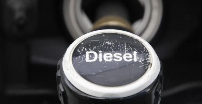 La subida al impuesto del diesel va a significar un aumento de 38 euros por cada mil litros - Reuters