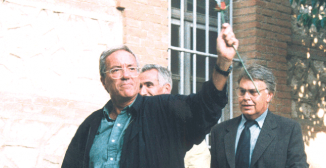 Felipe González con Barrionuevo en su entrada en prisión.