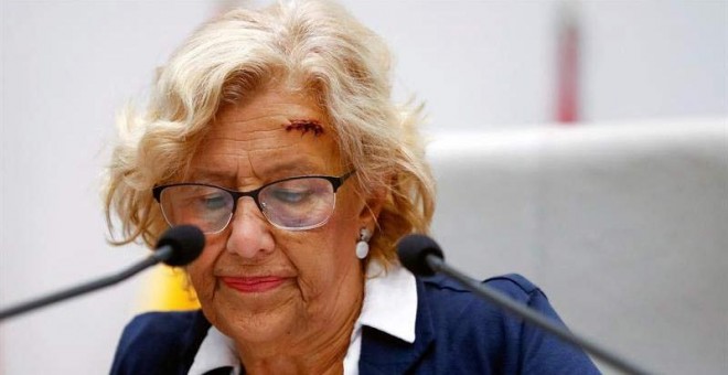 Manuela Carmena reaparece con una brecha en la frente. (EMILIO NARANJO | EFE)