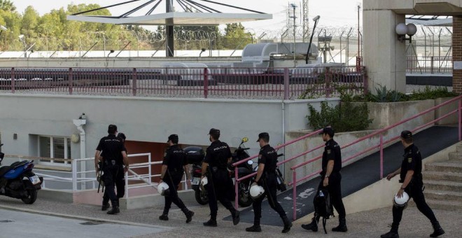 Policías en la entrada del CIE de Murcia.- EFE/ARCHIVO