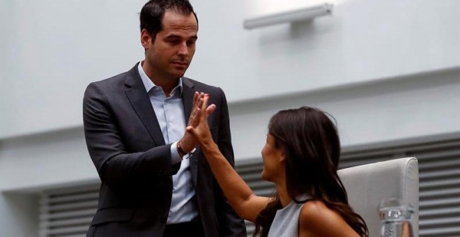 El portavoz de Ciudadanos en la Asamblea de Madrid, Ignacio Aguado, saluda a portavoz de Ciudadanos en el Ayuntamiento de Madrid, Begoña Villacís, al inicio hoy del debate del estado de la ciudad. EFE/ Emilio Naranjo