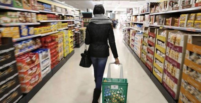 Una mujer hace la compra en un supermercado (EFE)
