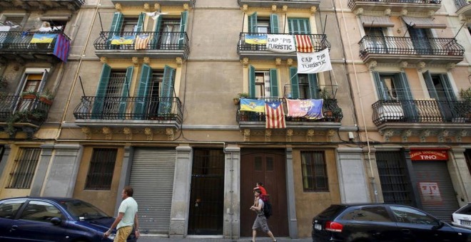 Un inmueble de Barcelona, con pancartas contra los pisos turísticos. REUTERS