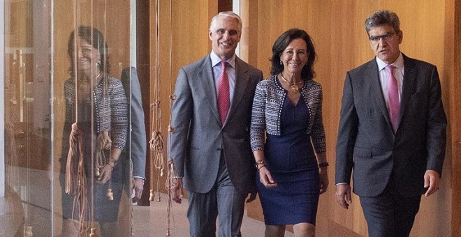 La presidenta de Banco Santander, Ana Botín, flanqueada por Andrea Orcel, nuevo conasejero delegado de la entidad, y José Antonio Álvarez, su antecesor, en la Ciudad Financiera del grupo.