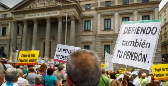 Un grupo de pensionistas ha vuelto a cortar el tráfico en las puertas del Congreso pese a que el pleno de la Cámara se encuentra reunido, acción que ha provocado el malestar de algunos de los organizadores de la protesta, que alertan de posibles sanciones