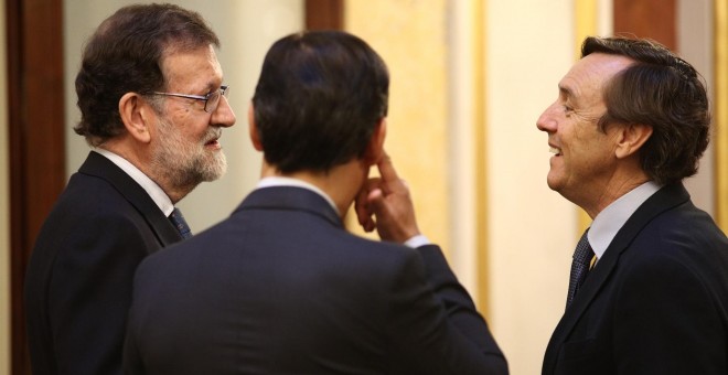 Mariano Rajoy habla con Rafael Hernando y Fernando Martínez Maillo. EUROPA PRESS/Archivo