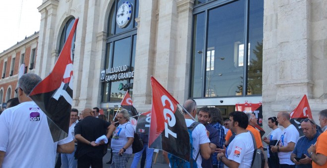 Concentración en la estación de Valladolid el pasado 26 de septiembre organizada por CGT en defensa del ferrocarril píblico.(R.M)