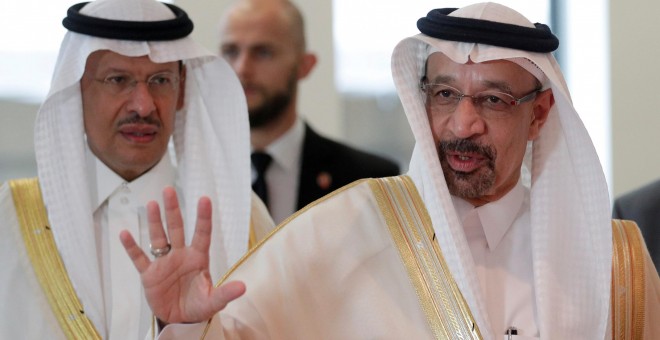 El ministro saudí del Petroleo, Khalid al-Falih, a su llegada a una reunión de la OPEP en Viena el pasado junio. REUTERS/Heinz-Peter Bader