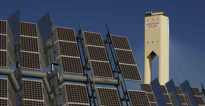 Torre y paneles solares de la planta solar 'Solucar' de Abengoa, en Sanlucar la Mayor, cerca de Sevilla. REUTERS/Marcelo del Pozo