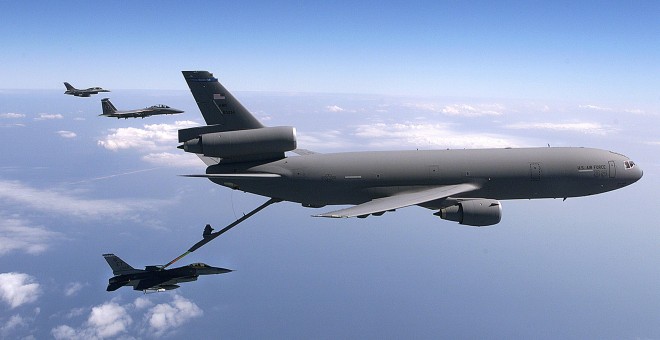 Los aviones KC135 tienen como principal misión abastecer de combustible en pleno vuelo a los cazabombarderos de combate. WIKIPEDIA