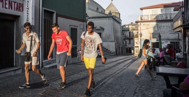 Jóvenes residentes en Riace pasean por unas calles céntricas del pueblo. - G.S.