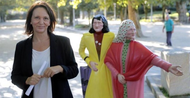 La diputada de Unidos Podems, Carolina Bescansa, antes de valorar ante los medios la propuesta de la ejecutiva de Podemos Galicia, esta tarde en el parque de la Alameda, en Santiago de Compostela. EFE/Lavandeira jr