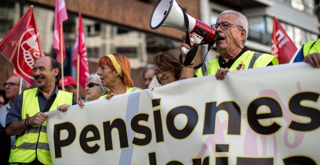 Imagen de la manifestación en Valencia convocada por las organizaciones de pensionistas y jubilados de UGT y CCOO por unas pensiones públicas dignas. EFE/Biel Aliño