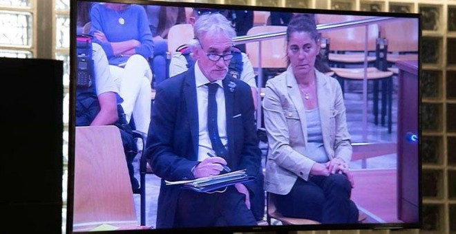 Los padres de Nadie en el banquillo, vistos a través de un monitor de la sala de prensa de la Audiencia de Lleida. (EFE)