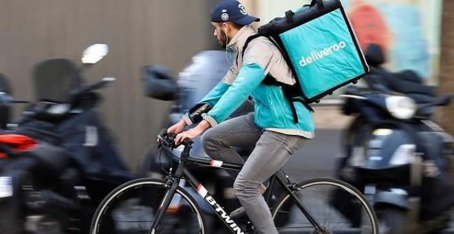 Imagen de archivo de un repartidor de Deliveroo. EFE