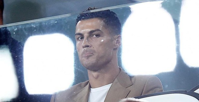 02/10/2018.- El jugador de Juventus Cristiano Ronaldo observa el juego desde las gradas hoy, martes 2 de octubre de 2018, durante un partido de la fase de grupos de la Liga de Campeones de la UEFA entre Juventus FC y BSC Young Boys Bern, en el estadio All