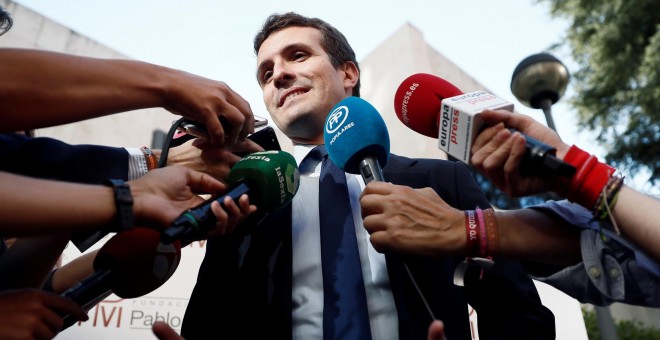 El presidente del PP, Pablo Casado, atiende a los medios de comunicación tras participar en la mesa redonda sobre 'El papel de la Iglesia en una sociedad democrática'. EFE/ SMariscal