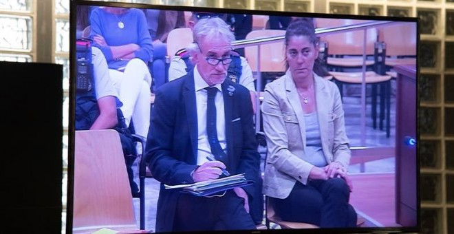 Vista de un monitor de la sala de prensa de la Audiencia de Lleida, durante el juicio por un delito de estafa a Fernando Blanco (i) y Margarita Garau (d). / EFE - ADRIÁN ROPERO