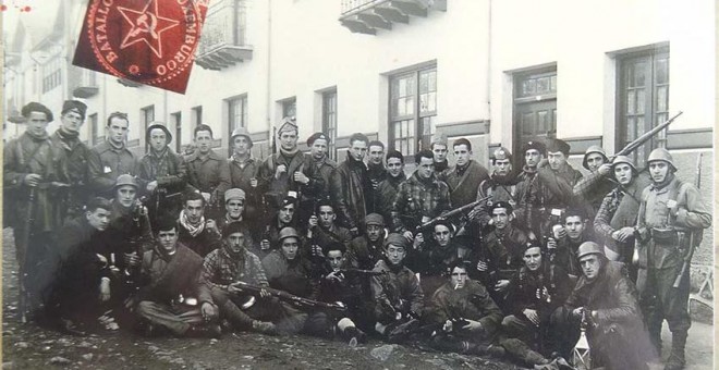 El batallón Rosa Luxemburgo posando para una foto | batallonrosaluxemburgo.wordpress.com